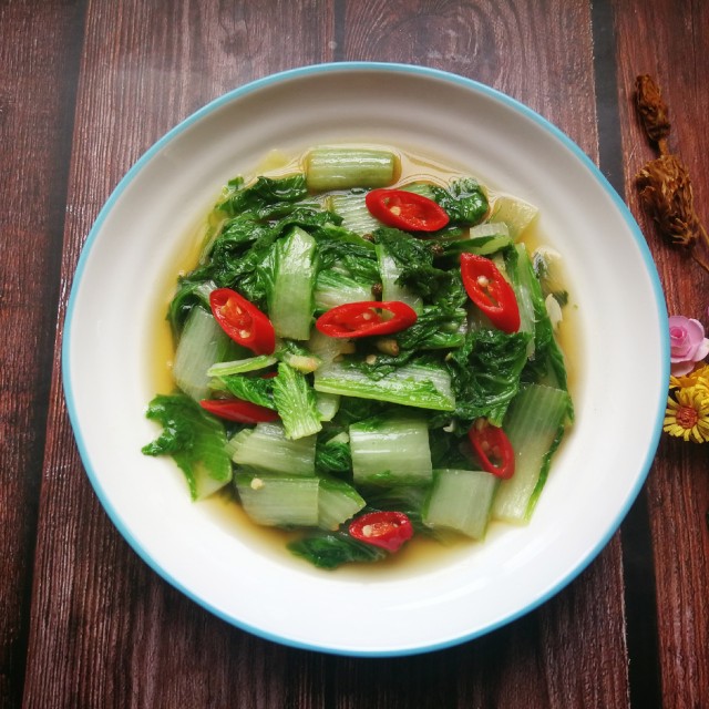 蚝油小白菜,微辣咸鲜,菜色翠绿,令人食欲大增