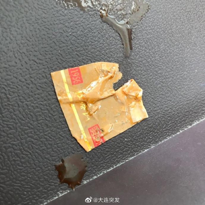 大连一学生在学校食堂用餐吃出烟头纸 吐槽：怎么进碗里的？