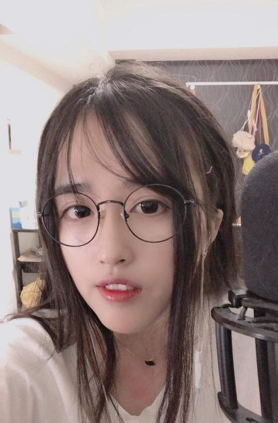 大型聚众吸猫斗鱼主播菠萝赛东呲牙咧嘴是何原因