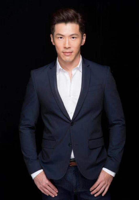 台视一哥黄少祺罕露面母亲患癌化疗电烧47次崩溃痛哭儿不孝