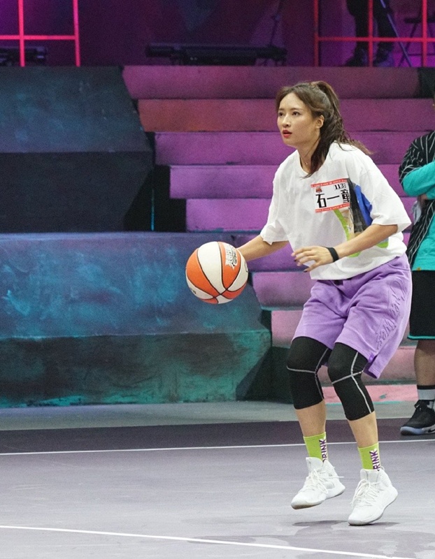 最美篮球女教练石一童转型执教浙大,场边指导比赛霸气十足