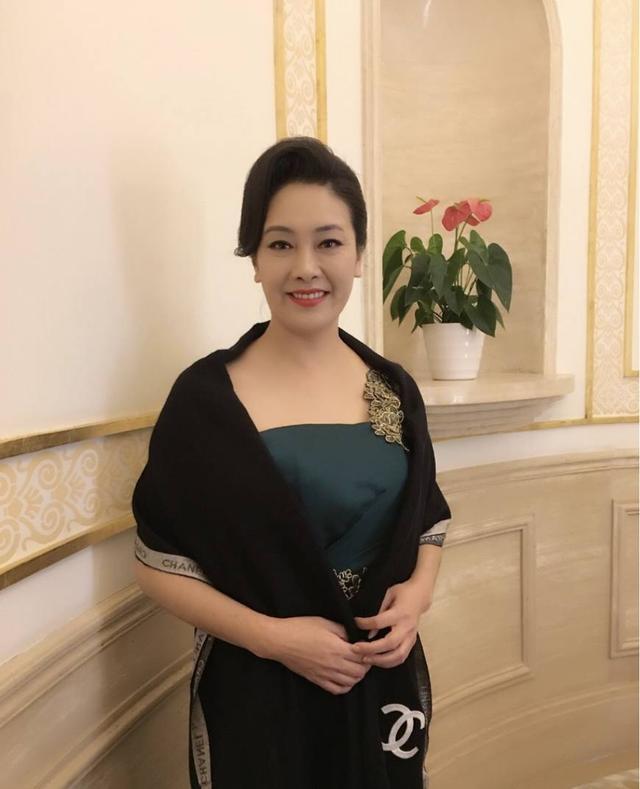 她和初恋同居8年被抛弃,赌气嫁给前任好哥们,今50岁幸福美满