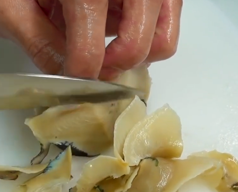 日本大厨处理海蜗牛,一盘售价500块,网友看完直呼