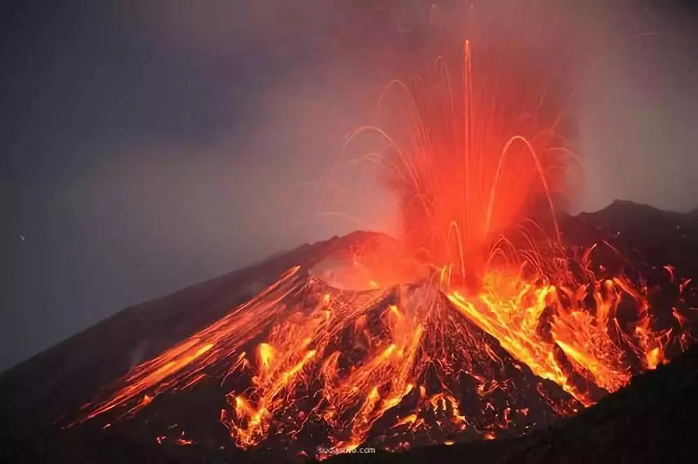 火山爆发岩浆龙卷风图片