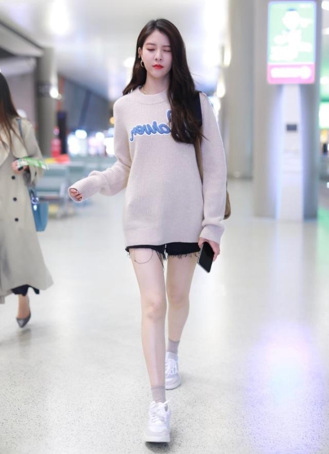 宋妍霏阴影袜上身简直美不胜收