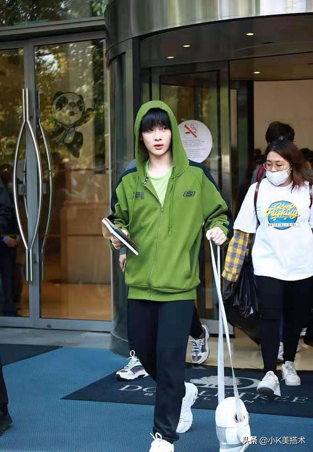 周震南新造型好抢眼,牛油果外套搭休闲裤,青春少年范