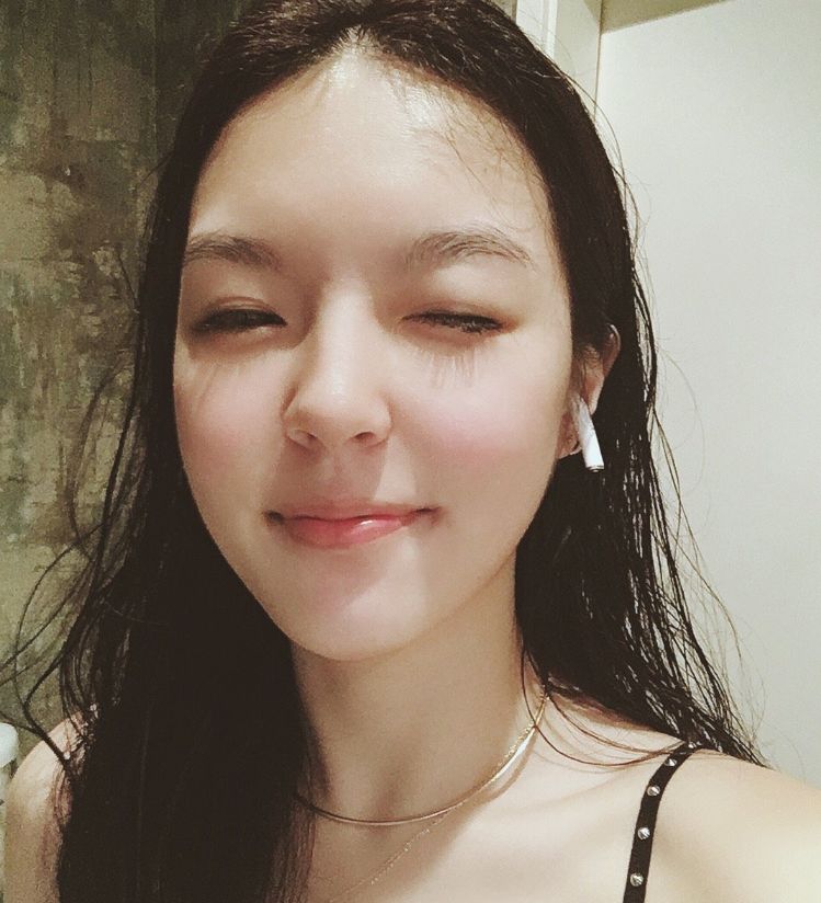 朝网红发展李咏17岁女儿晒新照穿吊带超短裤露细腰