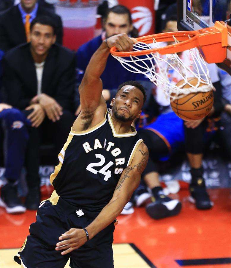 为什么nba球星扣篮喜欢挂筐?这是装酷还是保护自己?