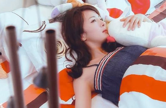 杨幂床上大胆秀睡姿却忘了穿着小吊带伸懒腰那一刻我懵了