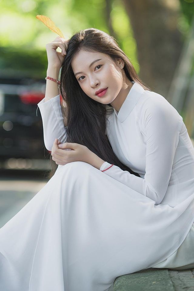 越南法律系女大学生穿法官服走红,称会从事相关工作对网红没兴趣