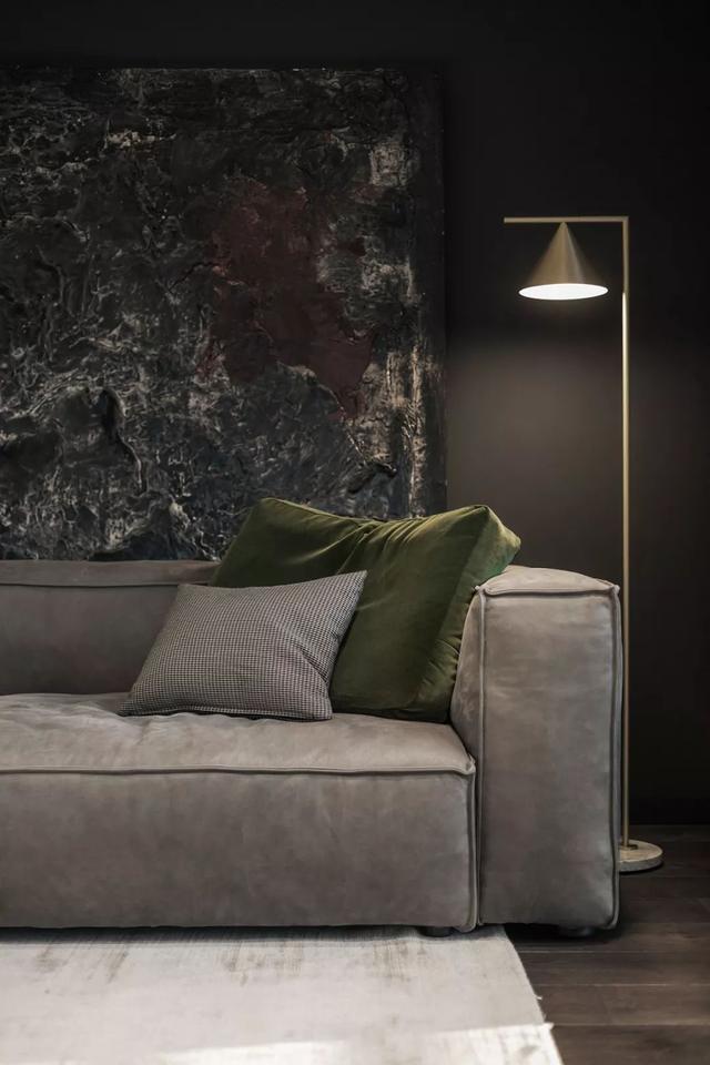 高饱和色彩与多元化拼接视觉强烈却高级打破了高级灰冰冷印象