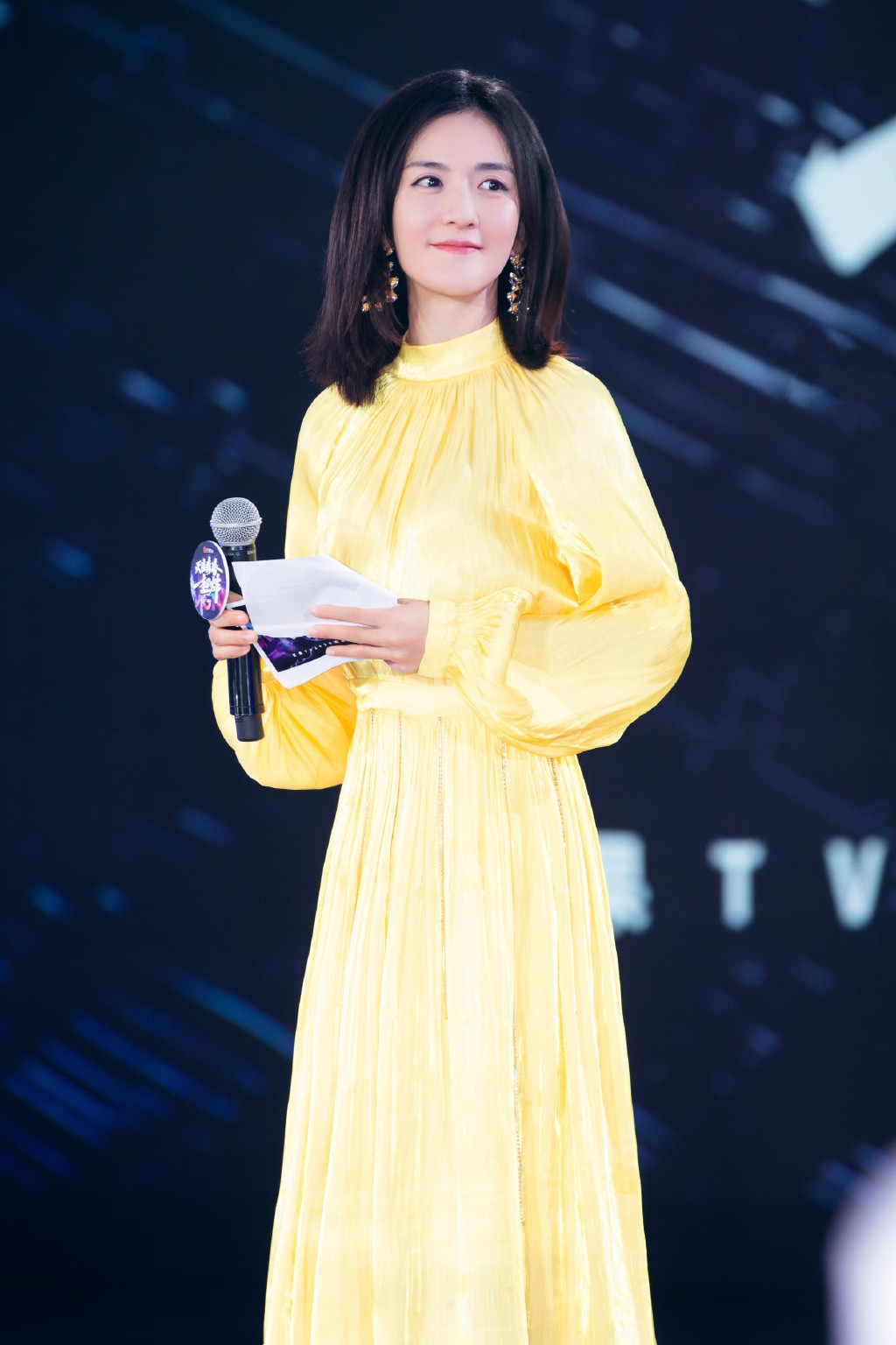 谢娜越长越年轻了穿明黄色丝质裙优雅娇嫩咋看都不像38岁