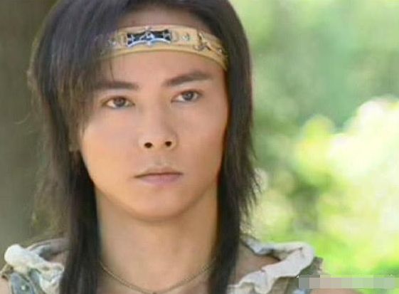 水月洞天三兄弟,一个是西装暴徒,一个是世界级教练,他却是保安