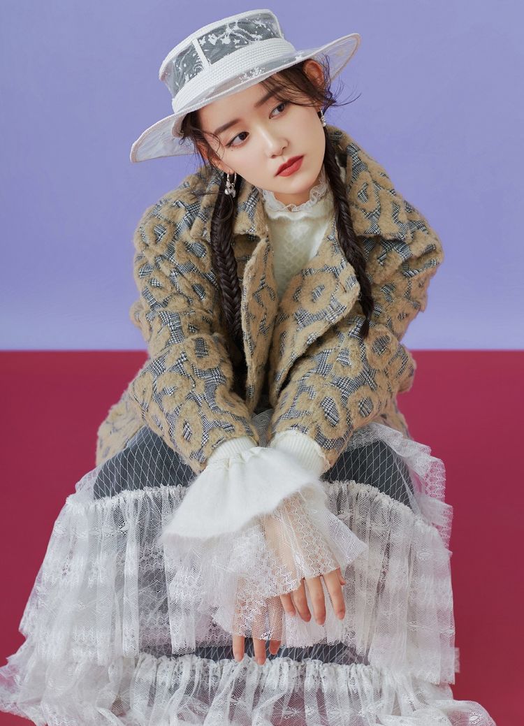 18岁蒋依依复古写真照,戴白色圆帽绑两条麻花辫,尽显娇俏可爱