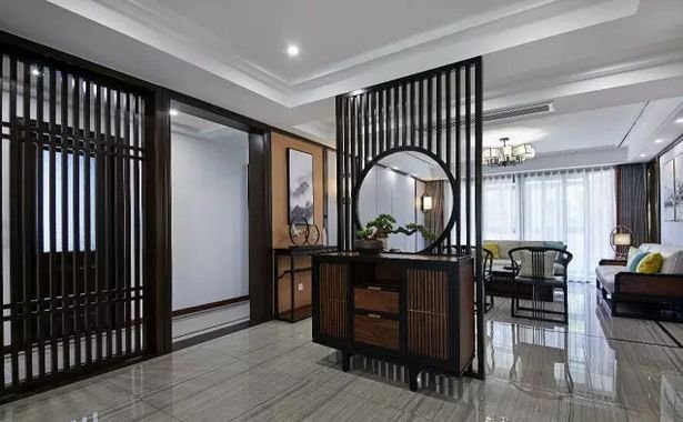 比如上图这样的端景台,一款镂空的屏风隔断加上一个端景台和干花,装饰