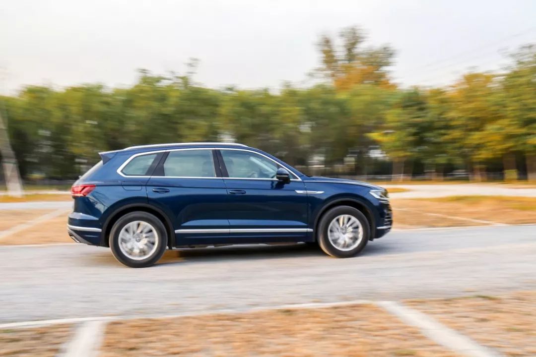 嘉哥叨车丨豪华 性能 科技三合一的产物 试驾大众（进口）途锐