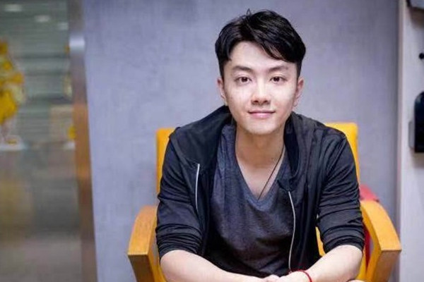 绝地求生:解说也好君兑现flag,倒立喝蛇草水,aluka围观起哄