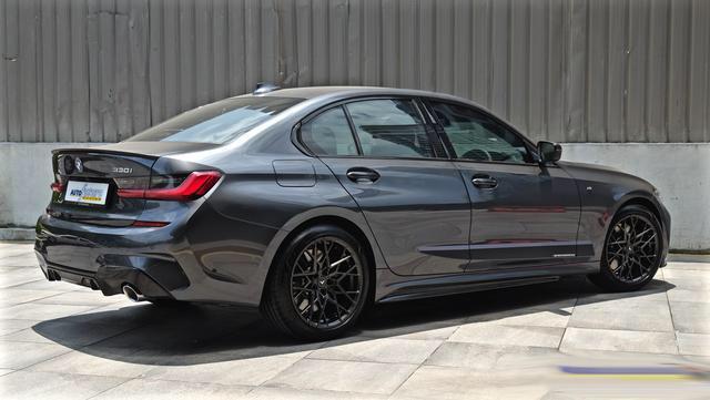 新款宝马330i海外实车实拍照,新车外形更加运动