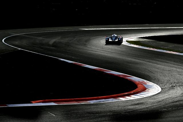 需要比较慢的快门速度才能产生在现实中不存在的运动模糊的视觉效果