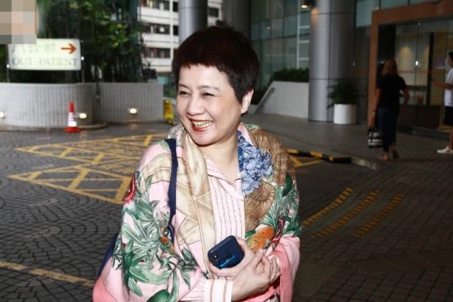 三太陈婉珍扳回一局,儿子给赌王再添孙女,三太匆忙给赌王报喜