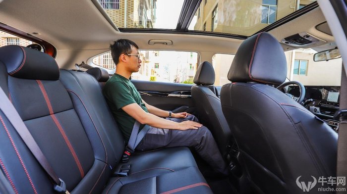 起亚傲跑的空间表现比较中规中矩,身高180cm的乘客坐在前排,头部空间