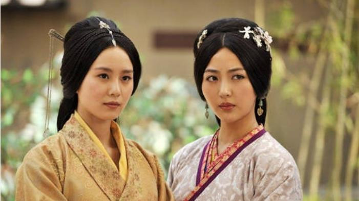10年前是杨幂的助理, 因长相甜美被著名导演发掘, 如今越来越火