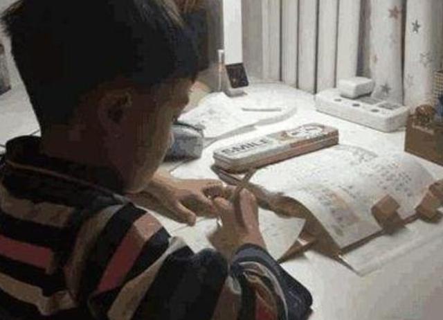 老师布置作业太多,家长半夜在微信群怒怼:我女儿没睡你睡什么?_新浪新闻