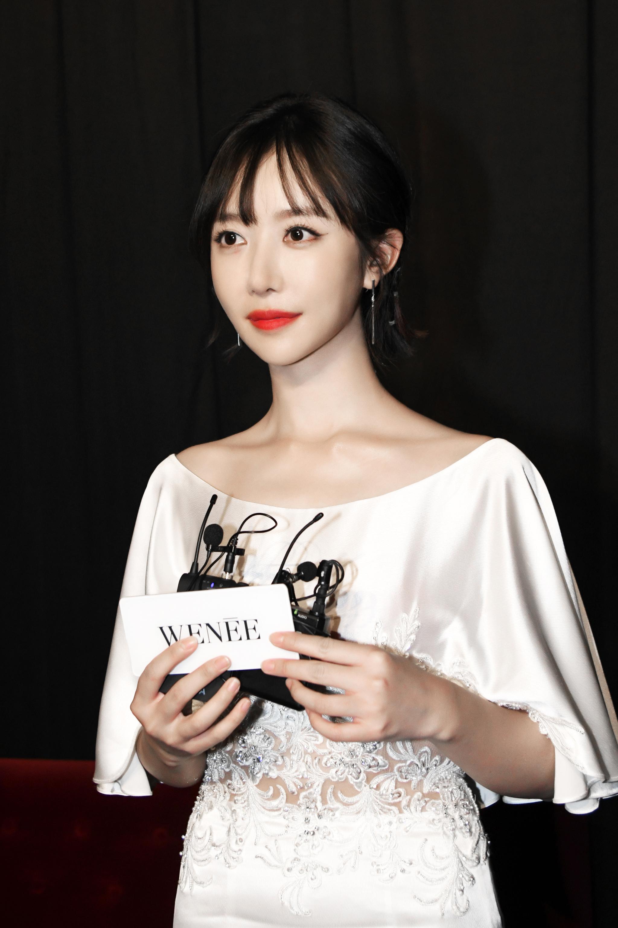 潘时七受邀出席wen05e2020高定发布会白色鱼尾长裙尽显优雅魅力