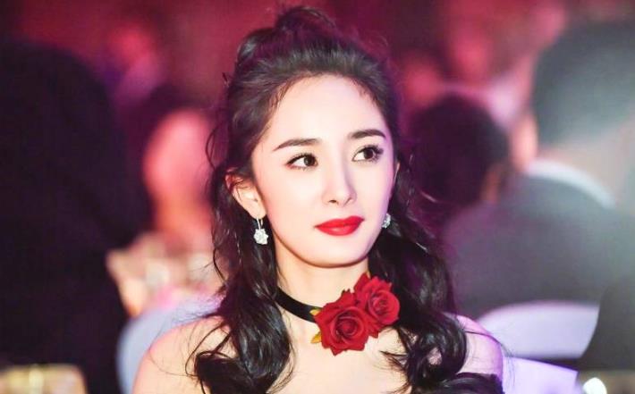 10年前是杨幂的助理, 因长相甜美被著名导演发掘, 如今越来越火