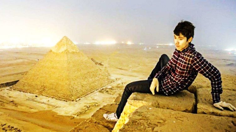 为什么金字塔顶端不能爬上去?老外作死爬上顶端,终于明白了!