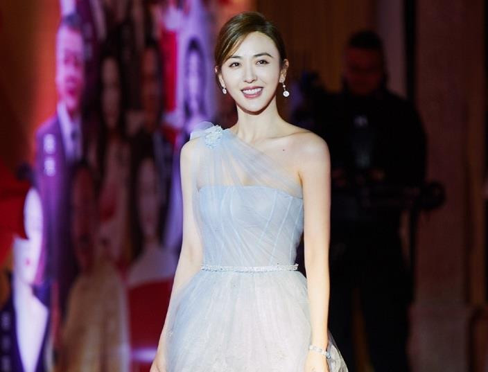 10年前是杨幂的助理, 因长相甜美被著名导演发掘, 如今越来越火
