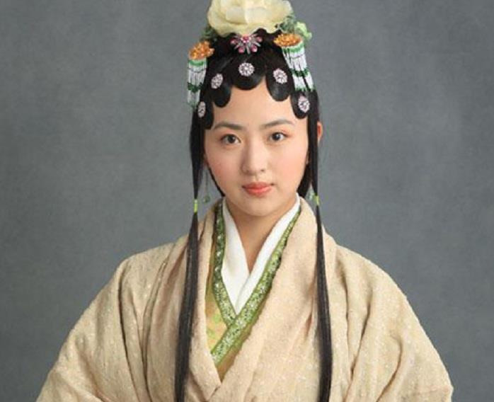 10年前是杨幂的助理, 因长相甜美被著名导演发掘, 如今越来越火