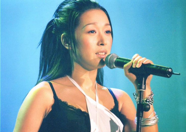 孙悦是一位非常高产的歌手,在歌坛有着举足轻重的地位,与那英,毛阿敏