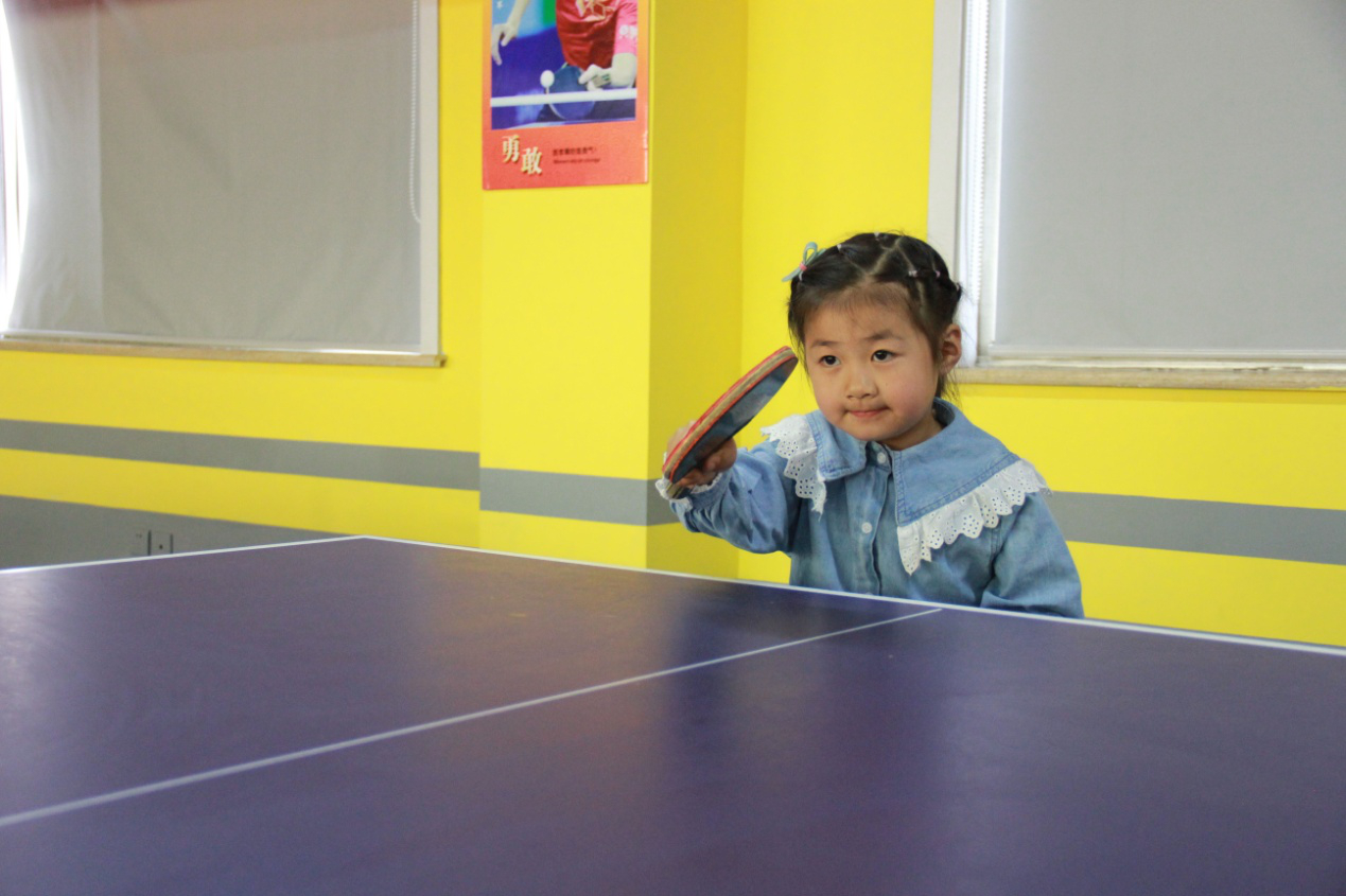 小女孩名叫李依依,山东泰安人,小依依从去年暑假的时候接触乒乓球