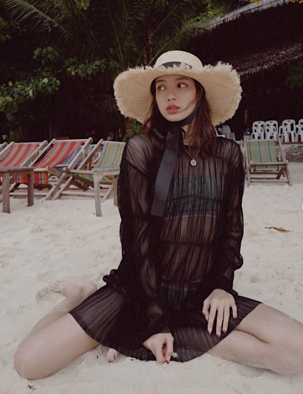 lisa穿比基尼摆pose 沙滩网红必学的拍照技巧