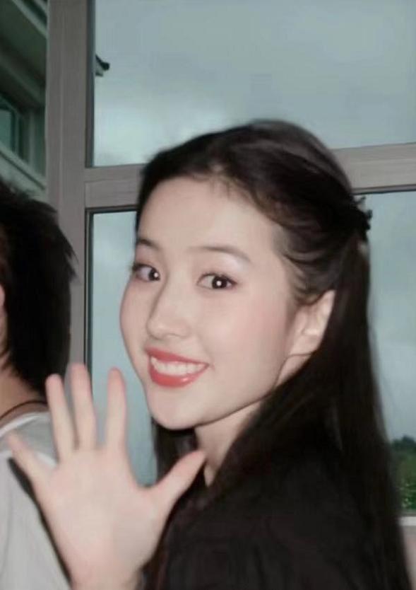 刘亦菲10年前旧照罕见流出无美颜下的神仙颜值看到最后心化