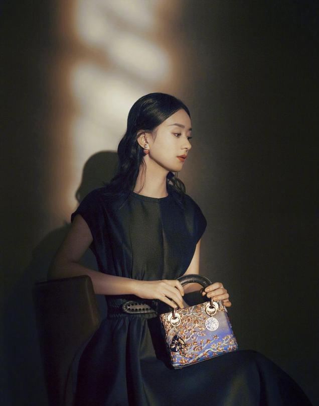 赵丽颖为dior拍大片生完娃后更成熟了罕见穿的太性感