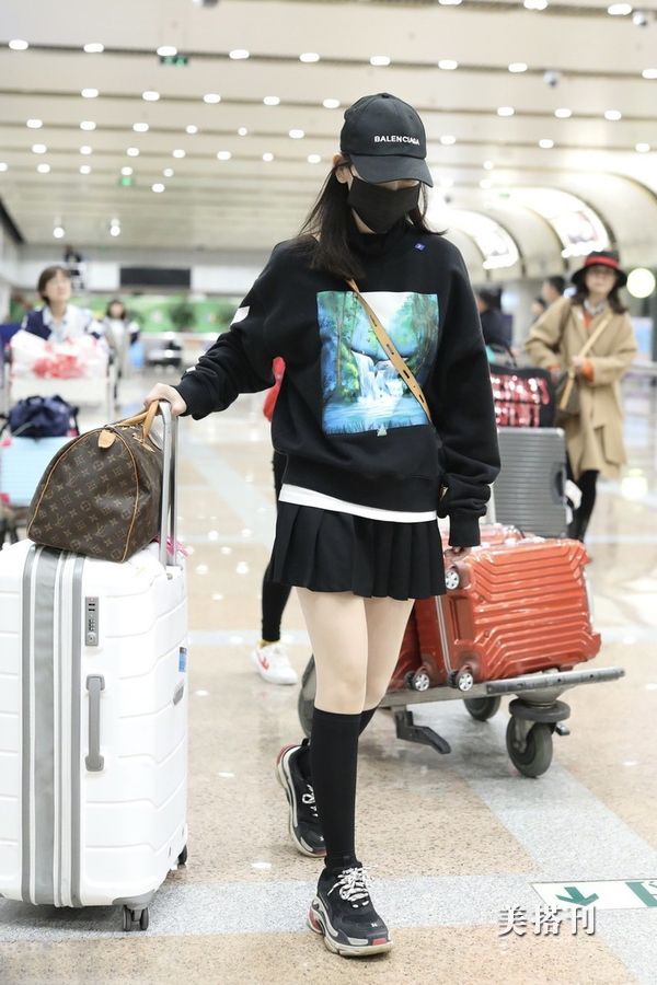 33岁马蓉大胆穿迷你超短裙现身,手拎lv大牌包壕气十足