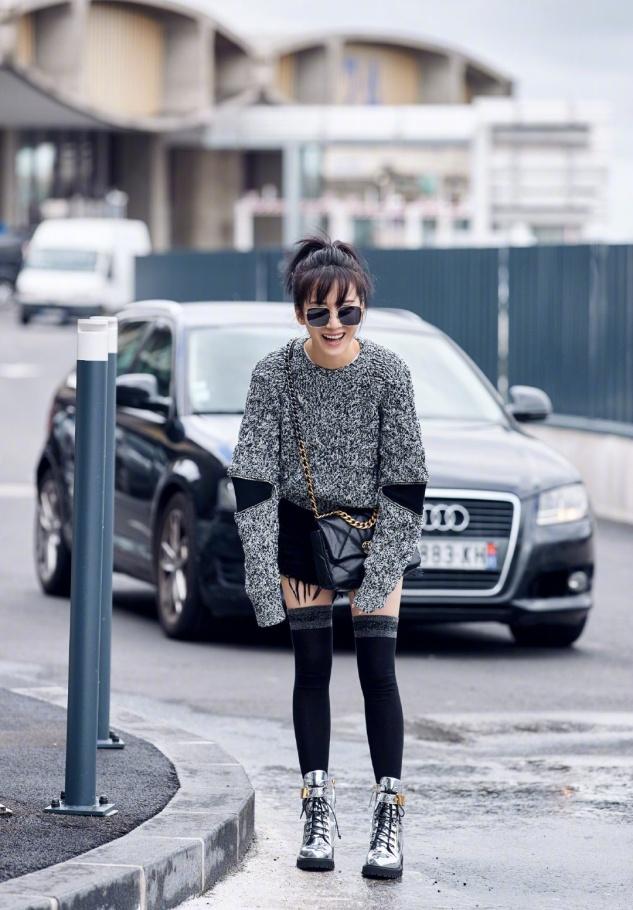 阔太李念穿搭真撩人,波波头搭豹纹衫配破洞牛仔裤,时尚又减龄