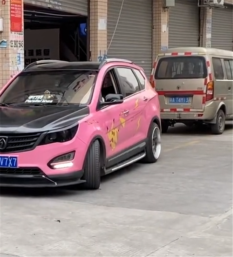 11万宝骏650贴膜"少女粉",配碳纤维引擎盖,侧面还有皮卡丘