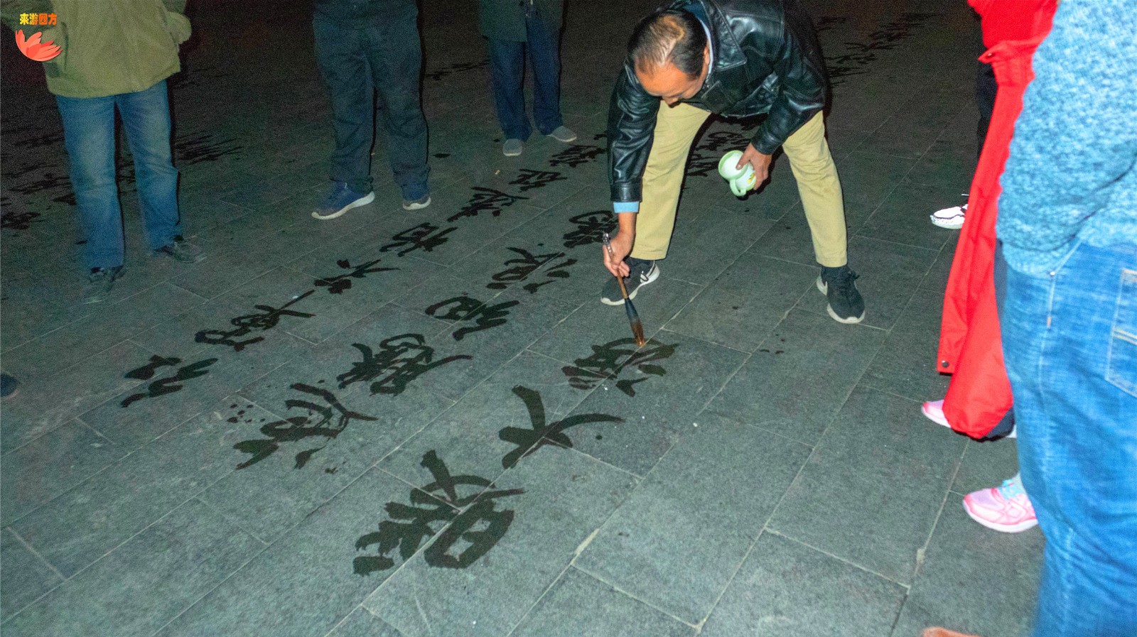 水当墨,地为宣,济南洪楼广场的的大爷毛笔字写得太好了