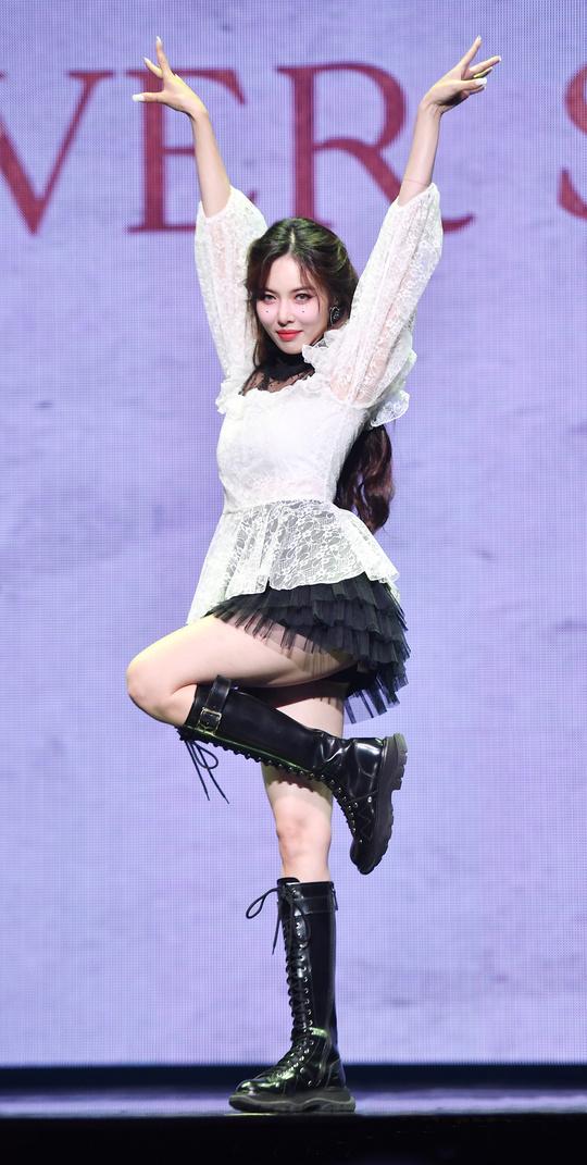 金泫雅带着泪痣妆强势回归,穿着方领短裙姿势妖娆,跟男友撒狗粮