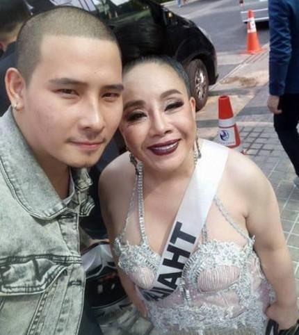24岁男子娶58岁女富婆为妻,每天行跪拜礼,称其不是为了钱!