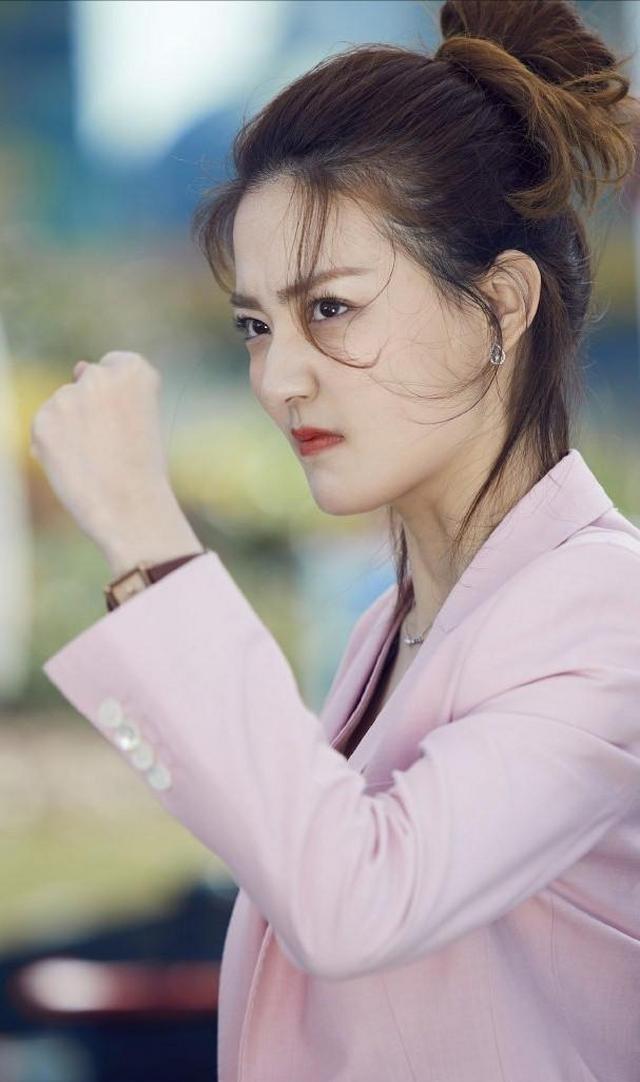 徐璐职业装扮相真是完美搭配纤细笔直简直惊艳动人