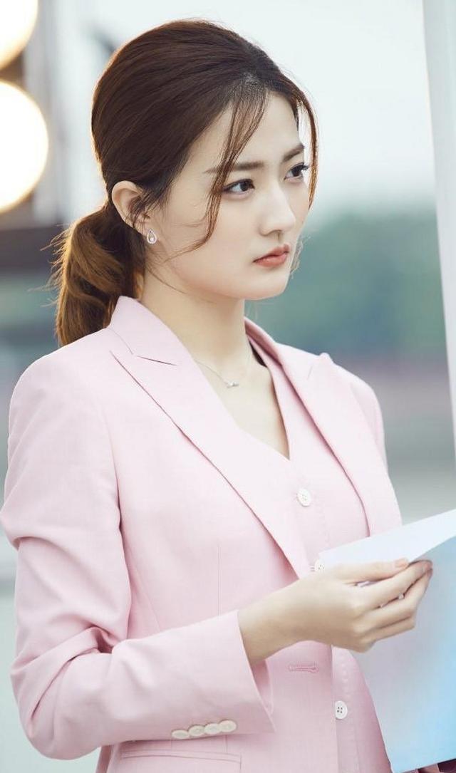 徐璐职业装扮相真是完美搭配纤细笔直简直惊艳动人