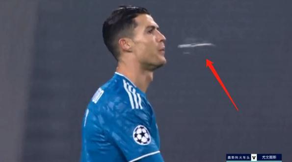 c罗郁闷吐口水,向主帅伸出二的手势