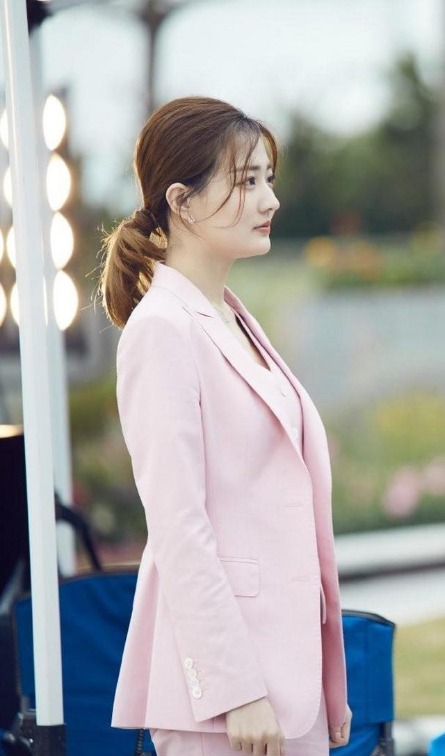 徐璐职业装扮相真是完美搭配纤细笔直简直惊艳动人