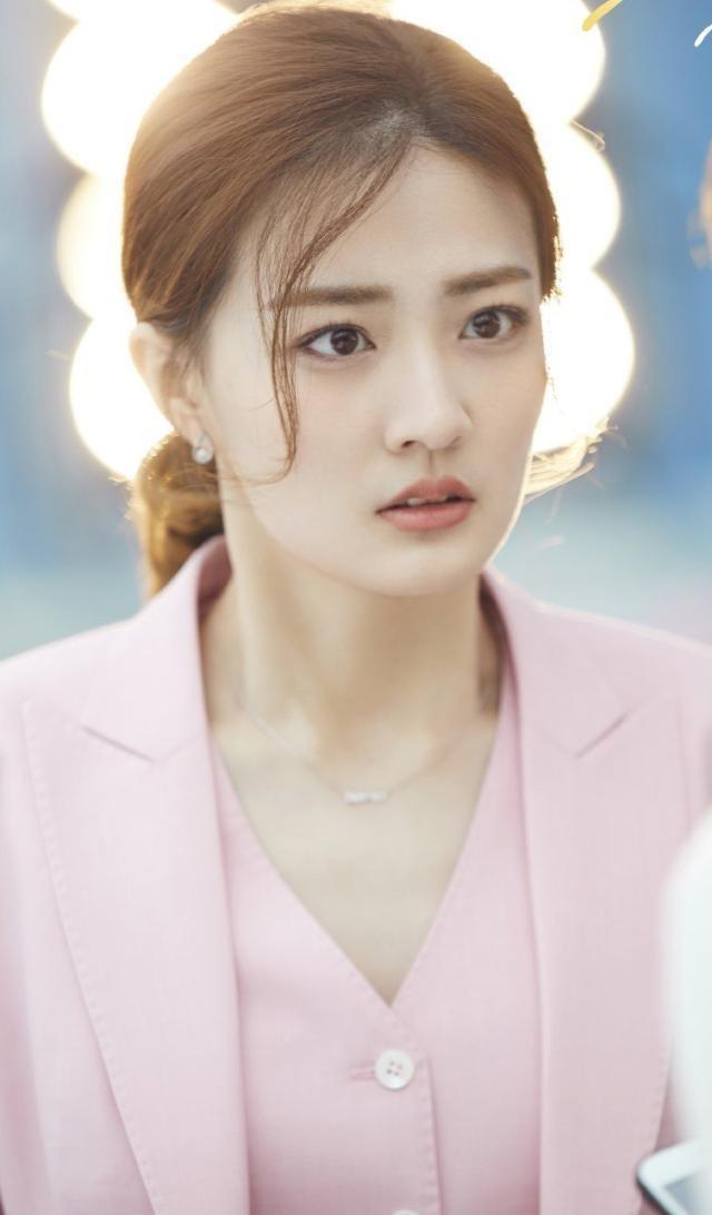 徐璐职业装扮相真是完美搭配纤细笔直简直惊艳动人