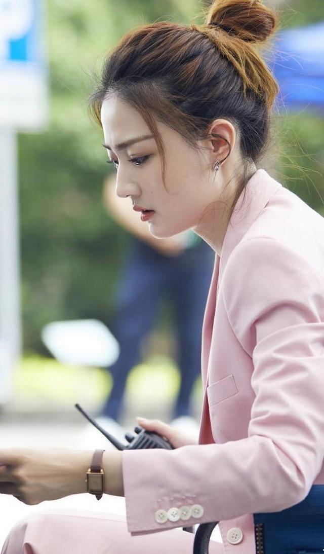 徐璐职业装扮相真是完美搭配纤细笔直简直惊艳动人