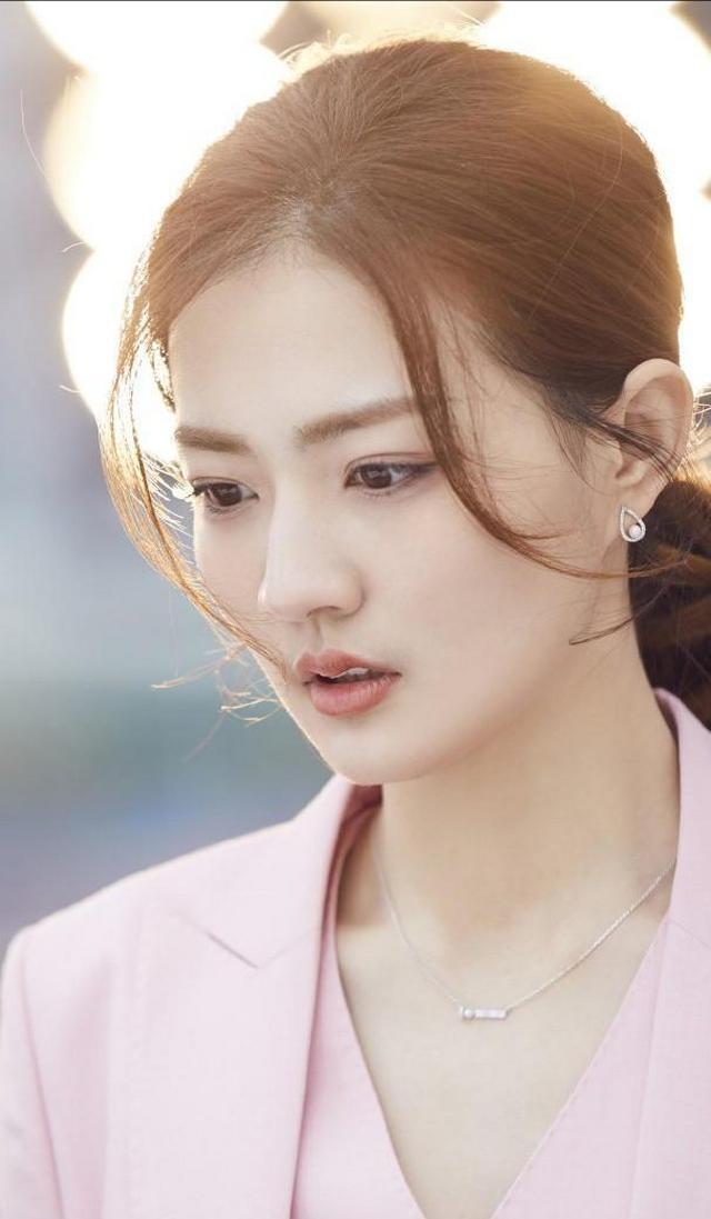 徐璐职业装扮相真是完美搭配纤细笔直简直惊艳动人